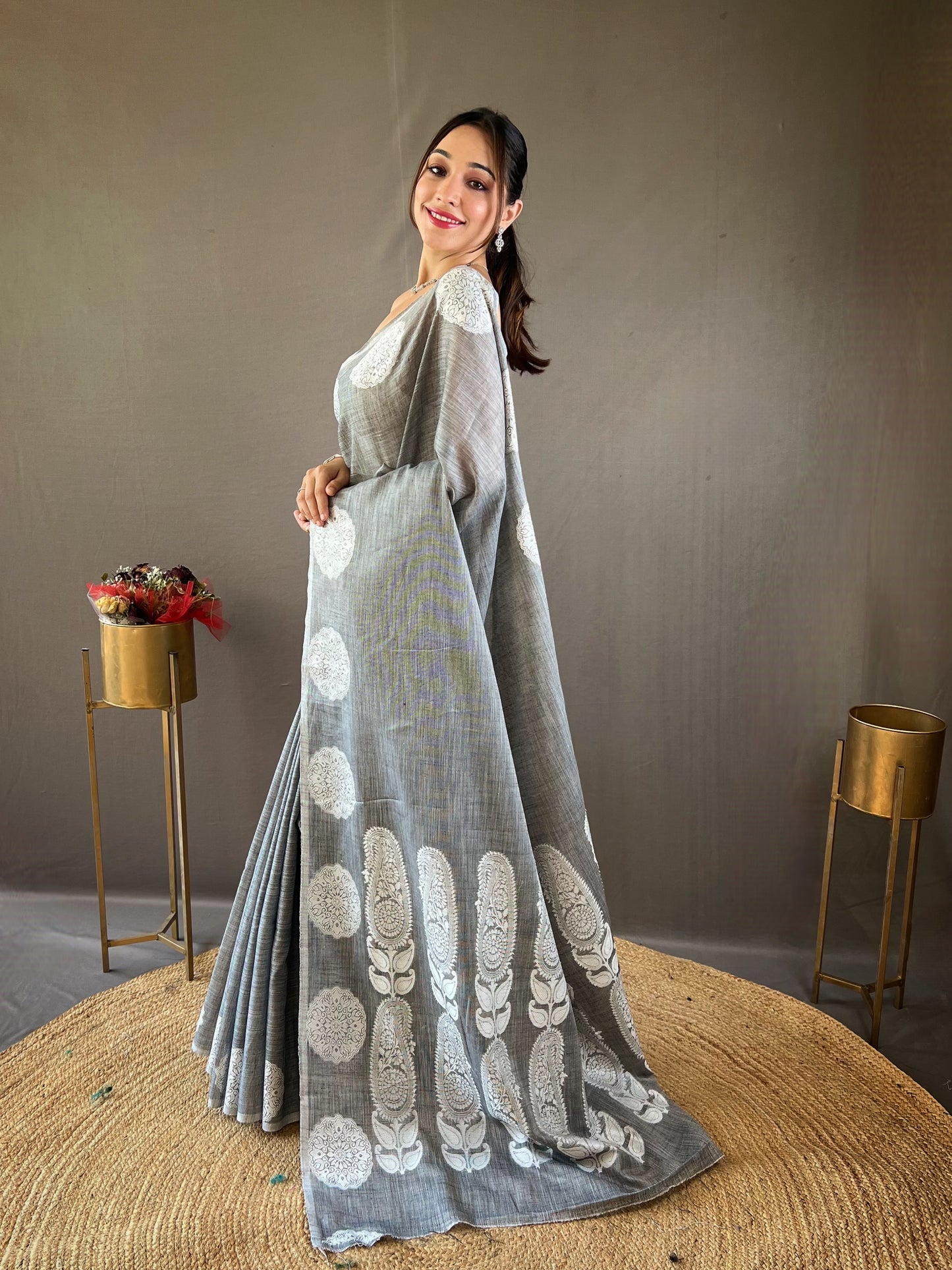 Lucknowi Based Border And Pallu Linen Grey Saree