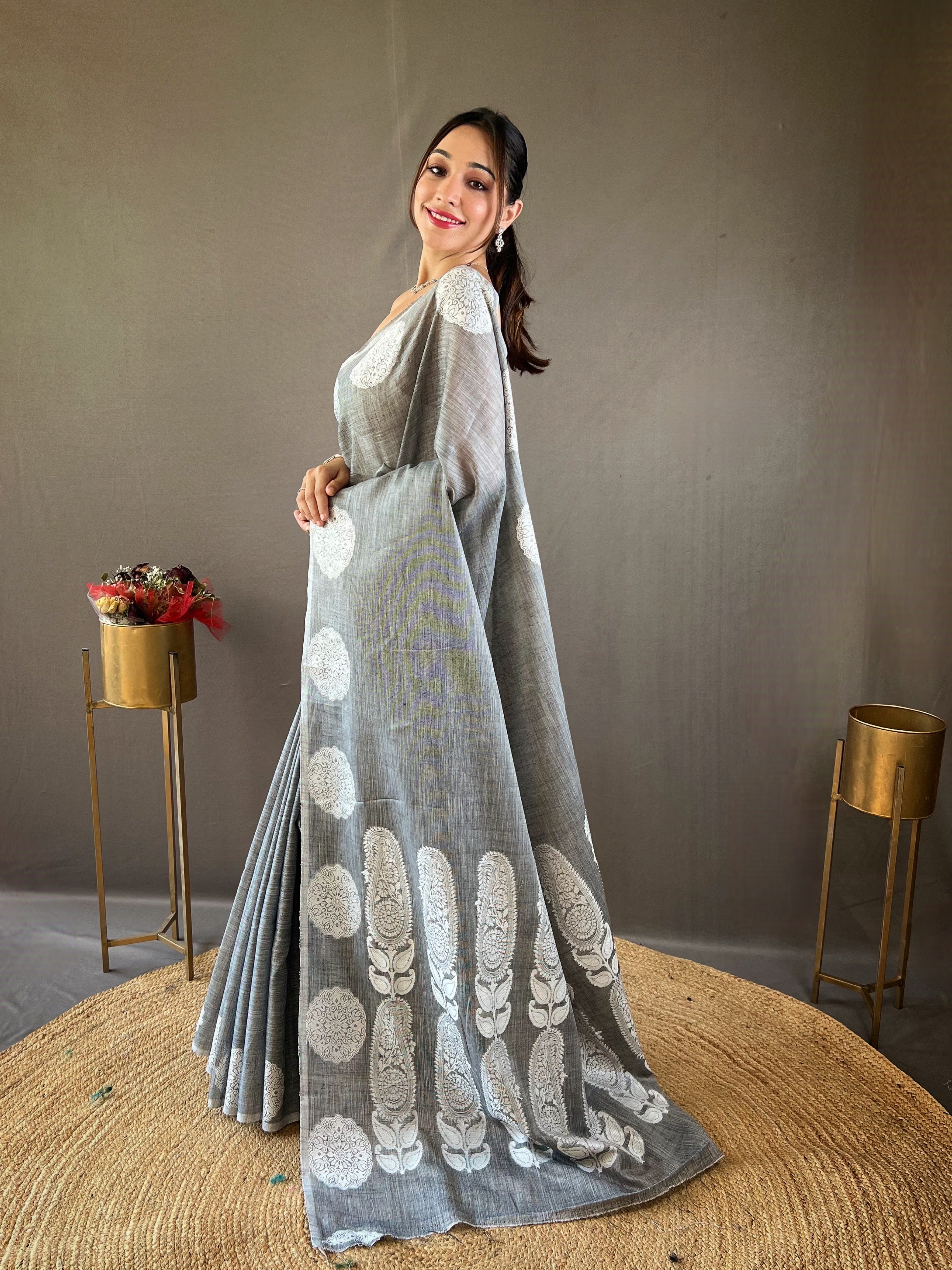 Lucknowi Based Border And Pallu Linen Grey Saree