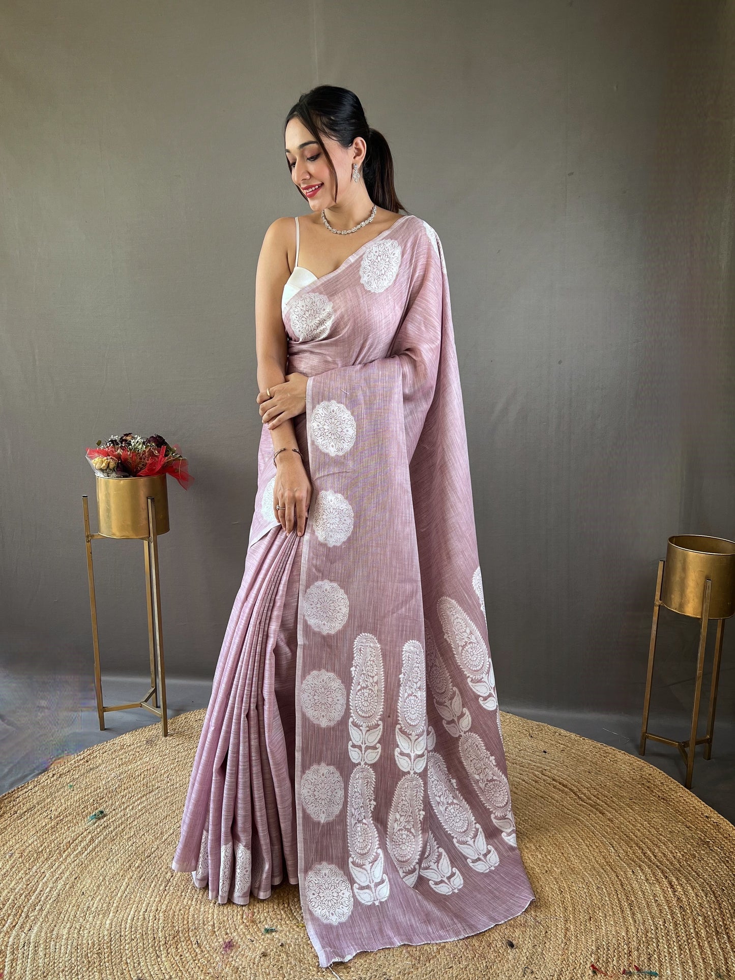 Lucknowi Based Border And Pallu Linen Dusty Pink Saree