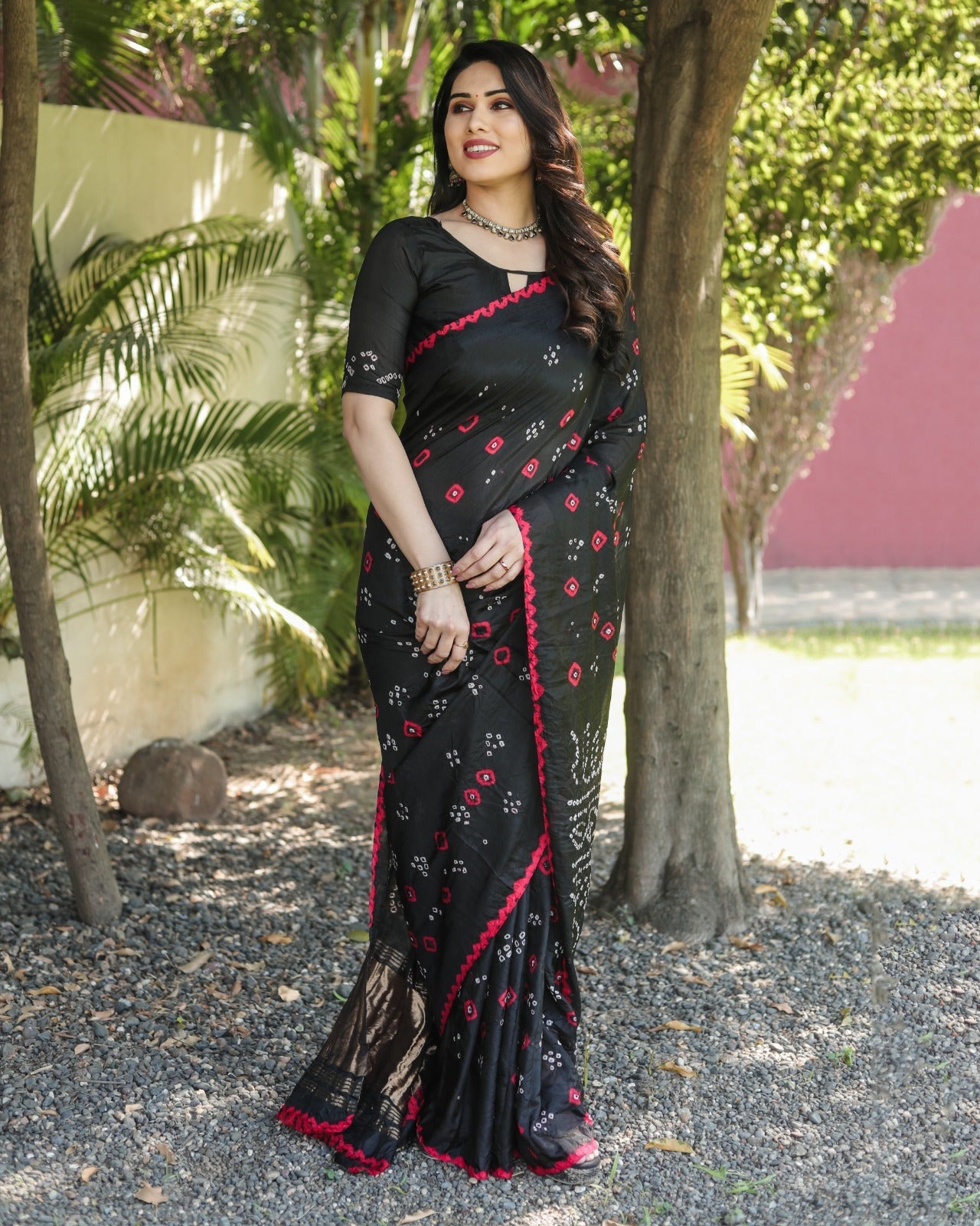 Bandhej Border With Zari Black Color Function Wear Saree