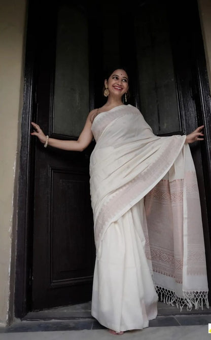 Fantastic White Color Contrast Wooven Pallu Saree