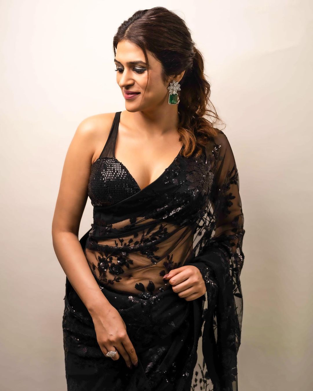 Shradhha Das Wear Black Sequence Work Celebrity Saree