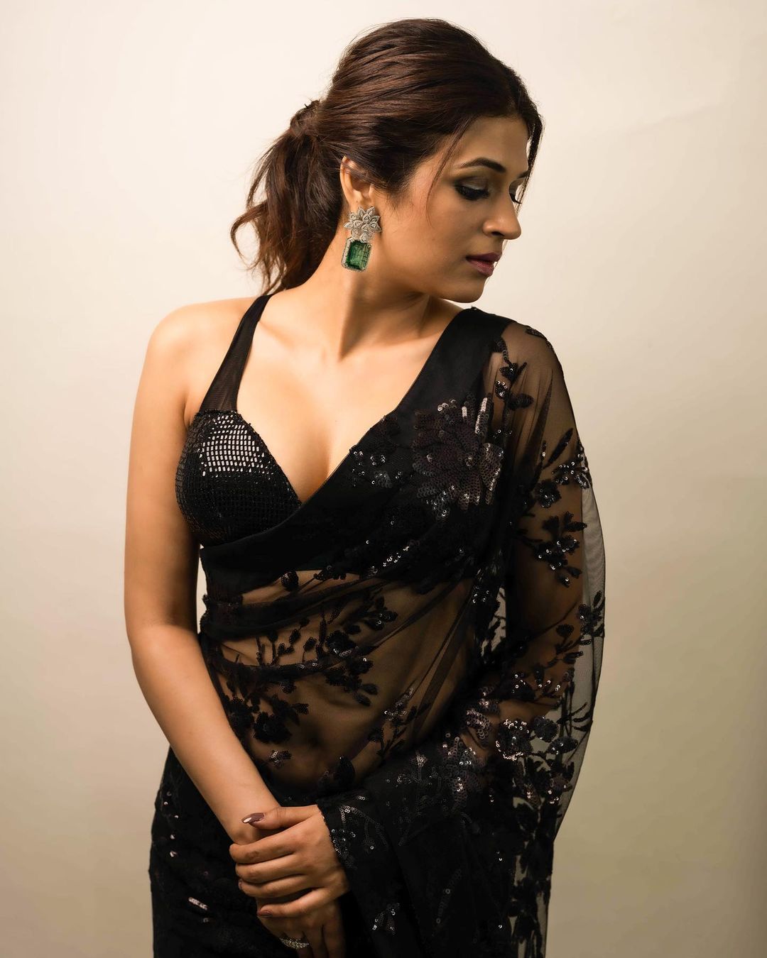 Shradhha Das Wear Black Sequence Work Celebrity Saree