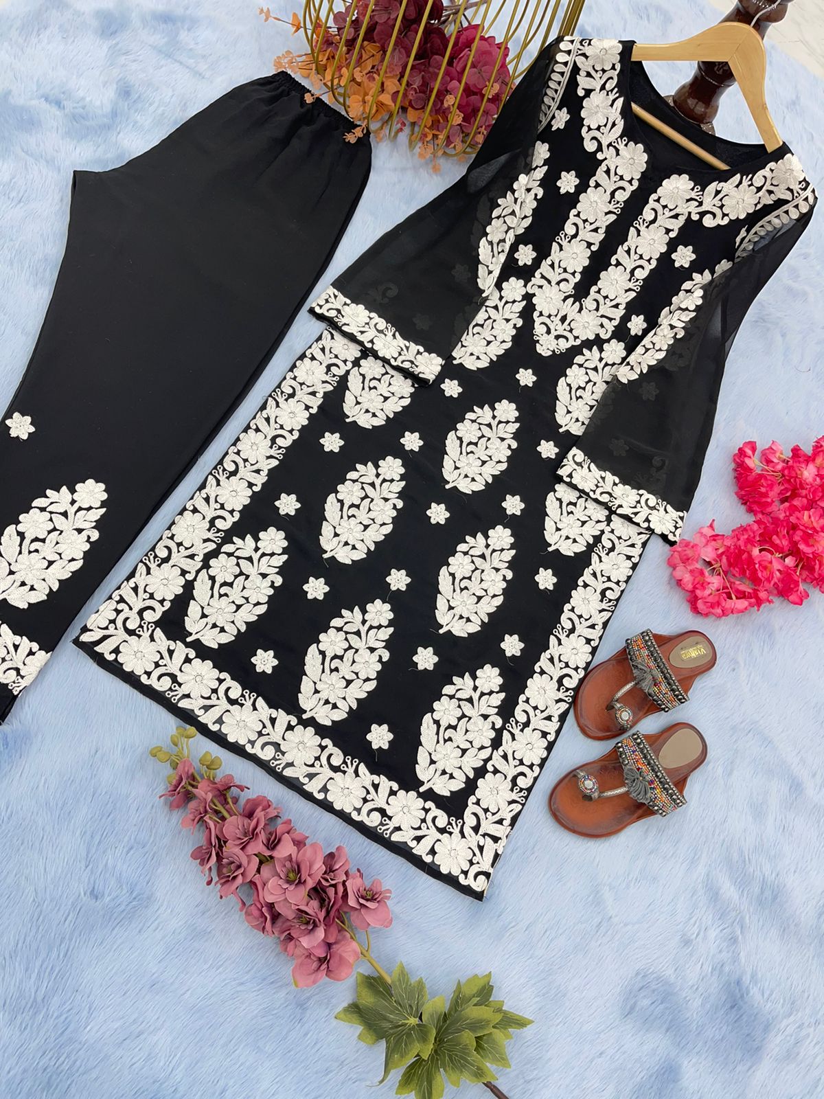 Pretty Thread Work Black Color Salwar Suit