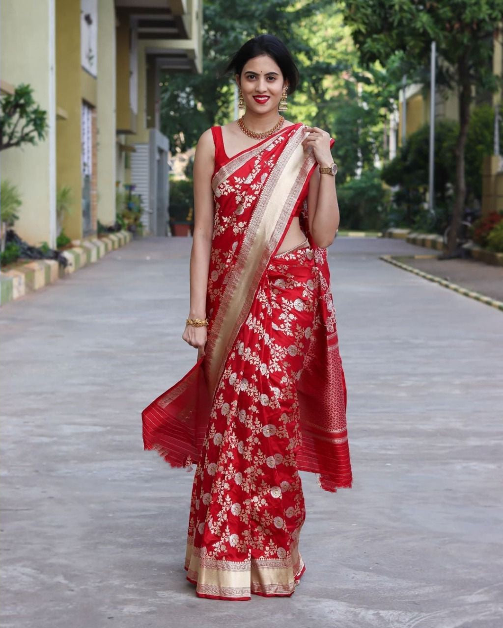 Stunning Red Color Beautiful Rich Pallu Saree