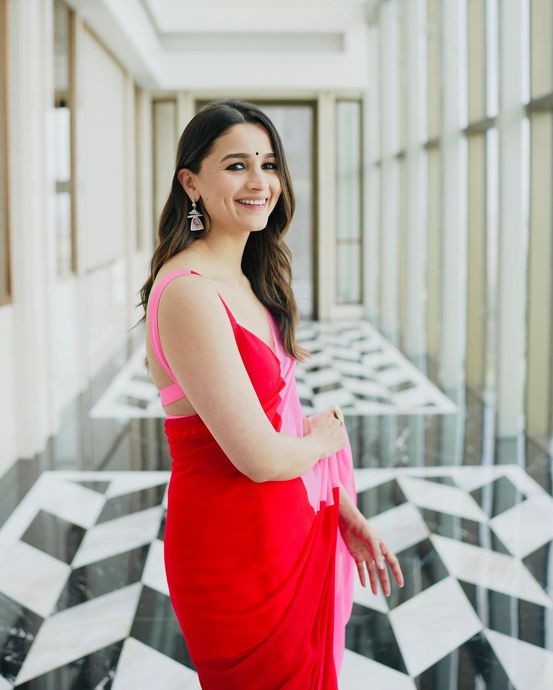 Look Absolutely Gorgeous Alia Bhatt Pink And Red Saree