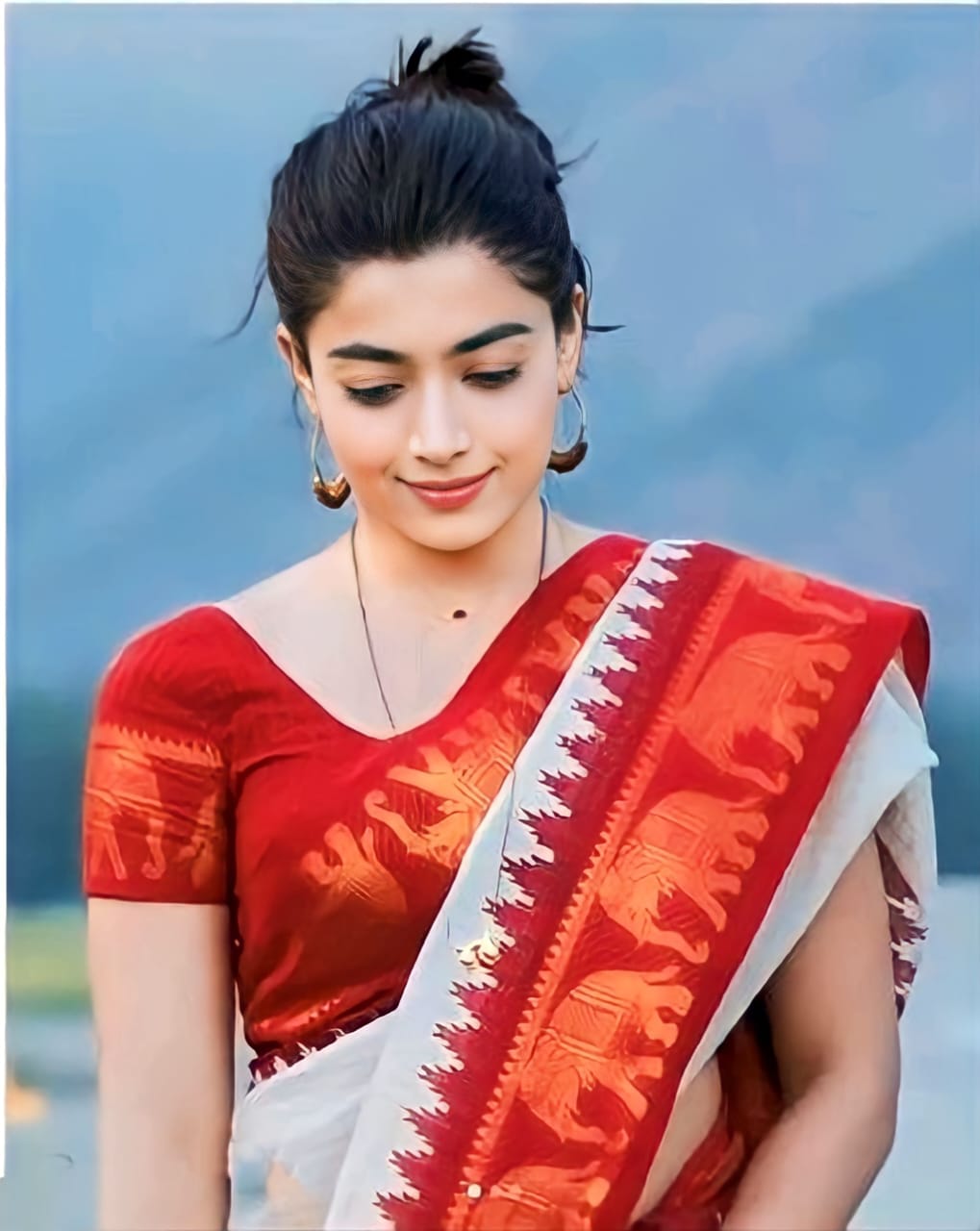 Bollywood Star Rashmika Mandanna Wear White And Red Saree