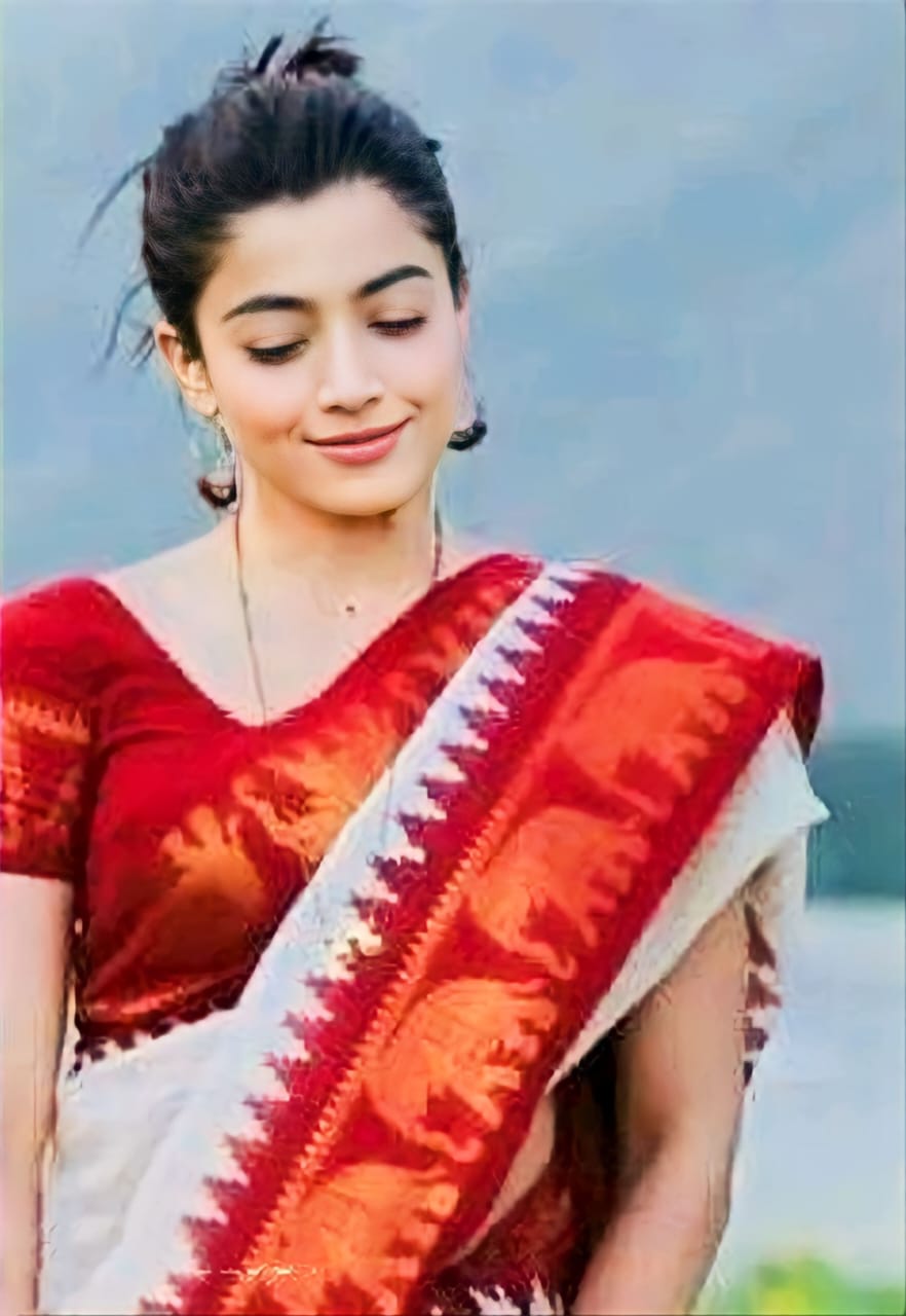 Pakistani Bride Radiated Indian Vibes In A Maroonish Red-Hued Saree Paired  With Golden Jewellery