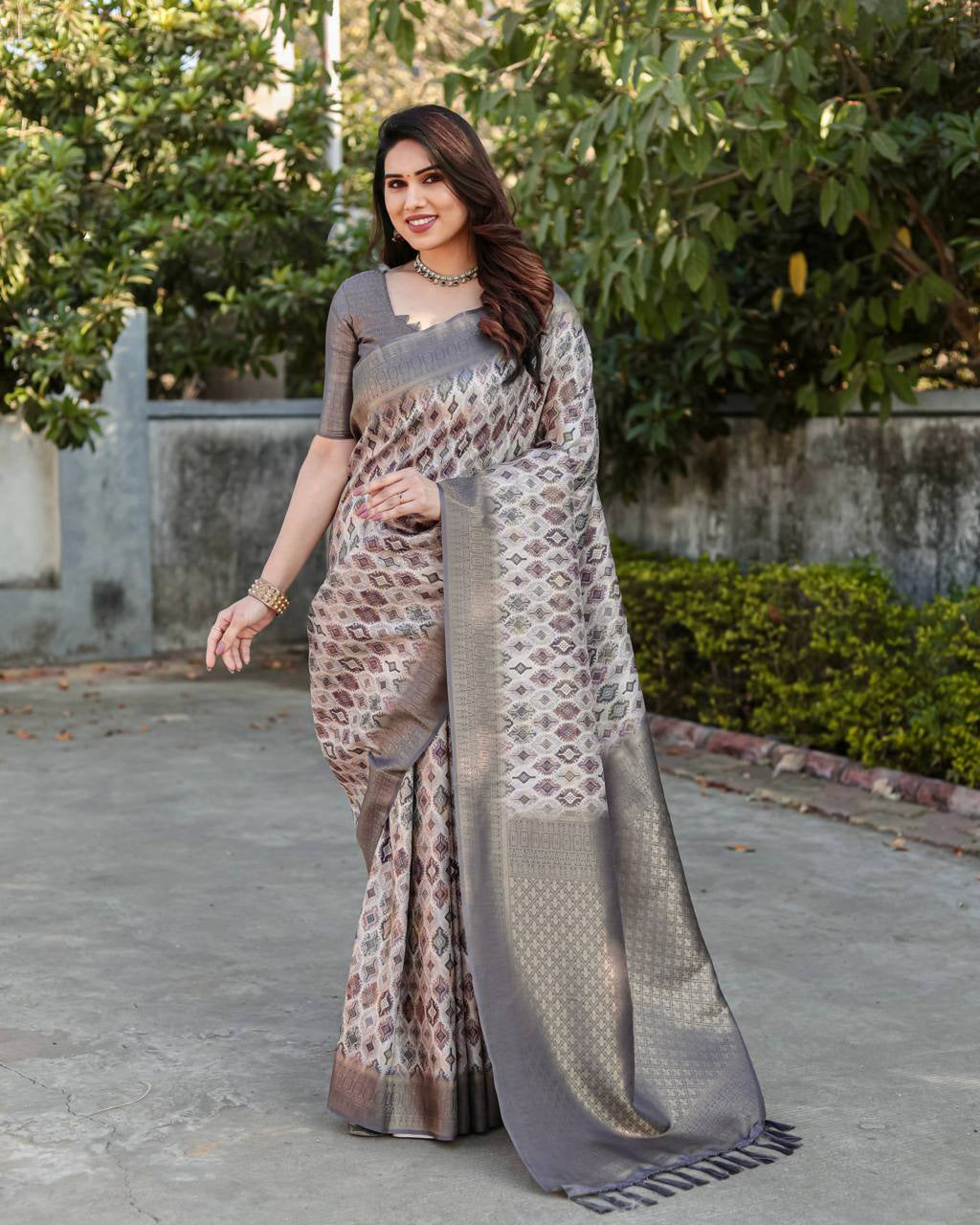 Buy Graceful Grey Cotton Blend Wedding Saree | Inddus.in.